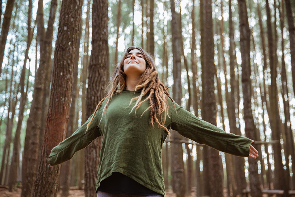 10 Health Benefits of Mindful Walking Meditation